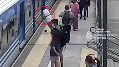 O momento horrível em que ela caiu entre duas carruagens ( Imagem: Ministério dos Transportes da Argentina)