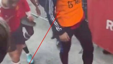 Vídeo mostra Cristiano Ronaldo quebrando celular de torcedor após derrota do Manchester United para o Everton