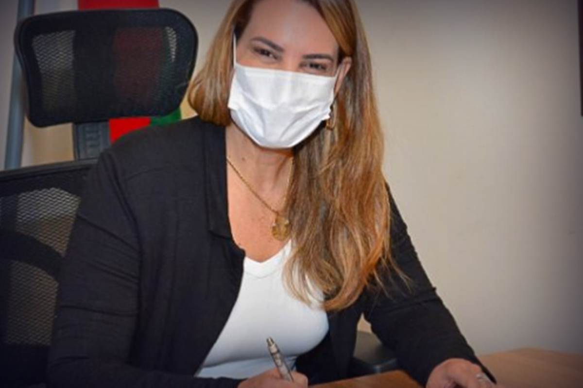 a prefeita Sheila Lemos determina a redução da passagem de ônibus coletivo urbano, que passará de R$ 3,80 para R$ 2,00, quando o pagamento for feito com os cartões BEM Vale-Transporte e BEM Simples, e R$ 2,50 quando for em dinheiro