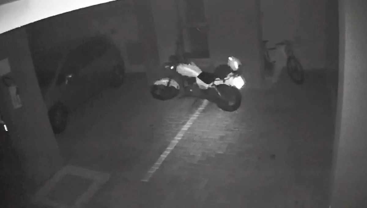 Imagens de câmeras de segurança mostra a moto dando partida sozinha e sair andado e logo em seguida bate no carro de um homem que havia morrido dias antes
<blockquote class=