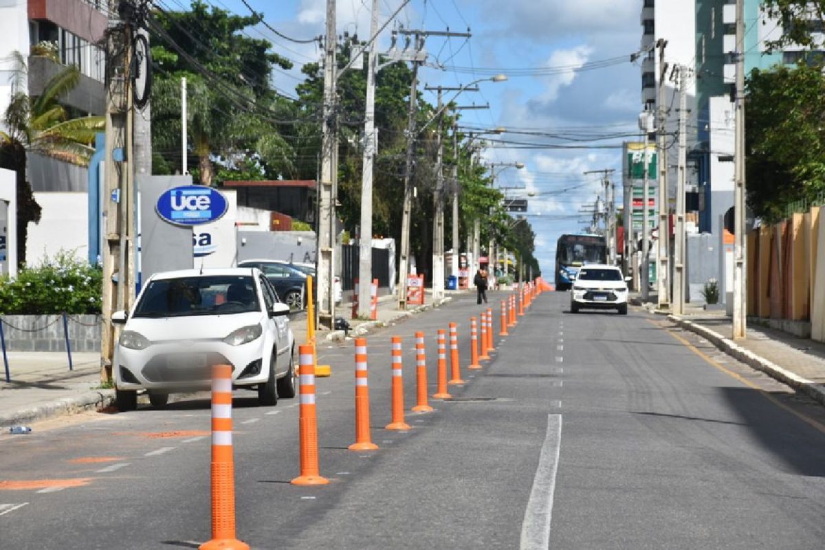 Faixa para ônibus na Avenida Siqueira Campo, faixa exclusiva para ônibus na Avenida Siqueira Campo em Vitória da conquista na Bahia
