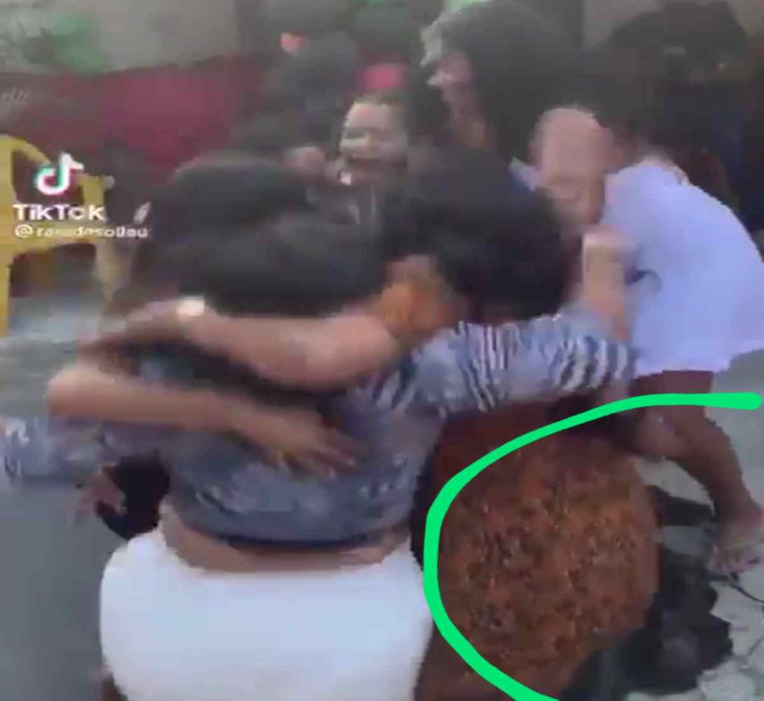 Viralizou na internet está semana o vídeo que mostra um grupo de mulheres caindo dentro da fossa de um banho de uma casa na cidade de Alagoinhas no estado da Bahia.