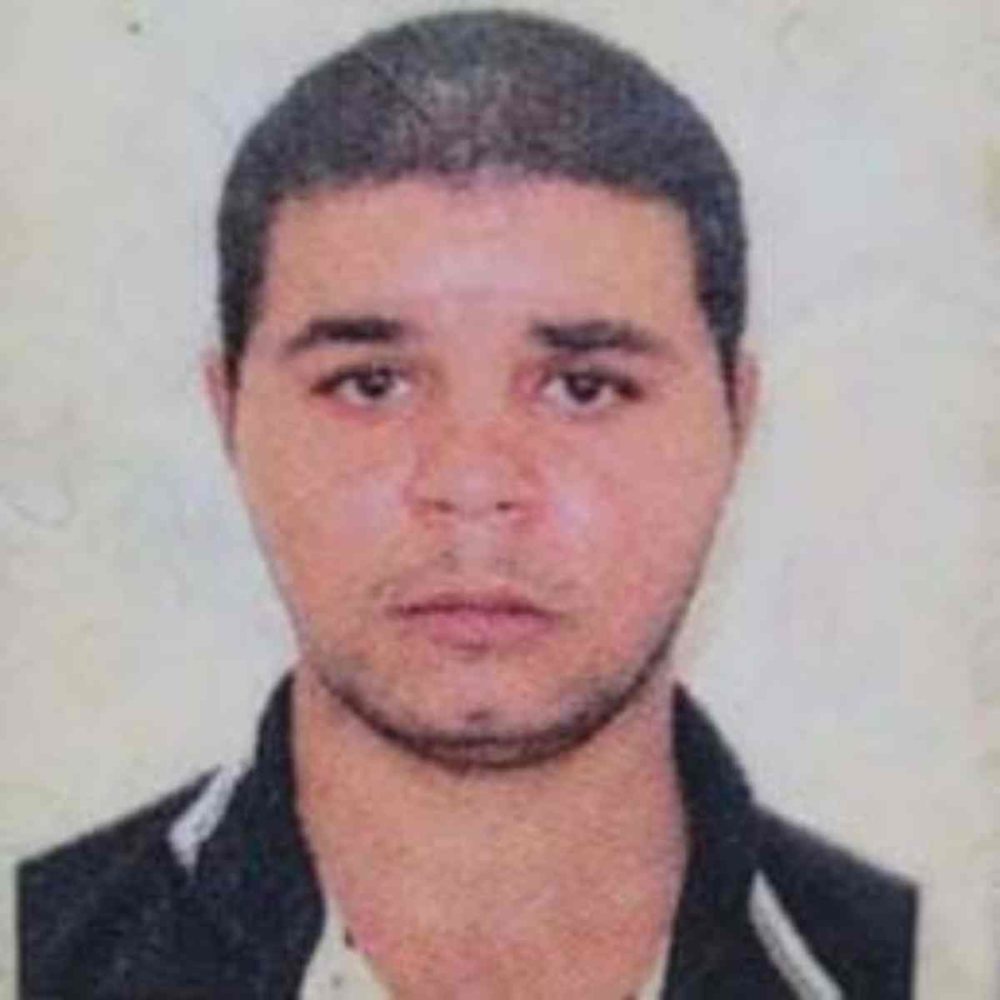 O professor Naedson Barbosa, de 27 anos, foi encontrado morto na manhã desta segunda-feira (19) em uma residência no Bairro senhorinha Cairo em Vitória da conquista na Bahia.