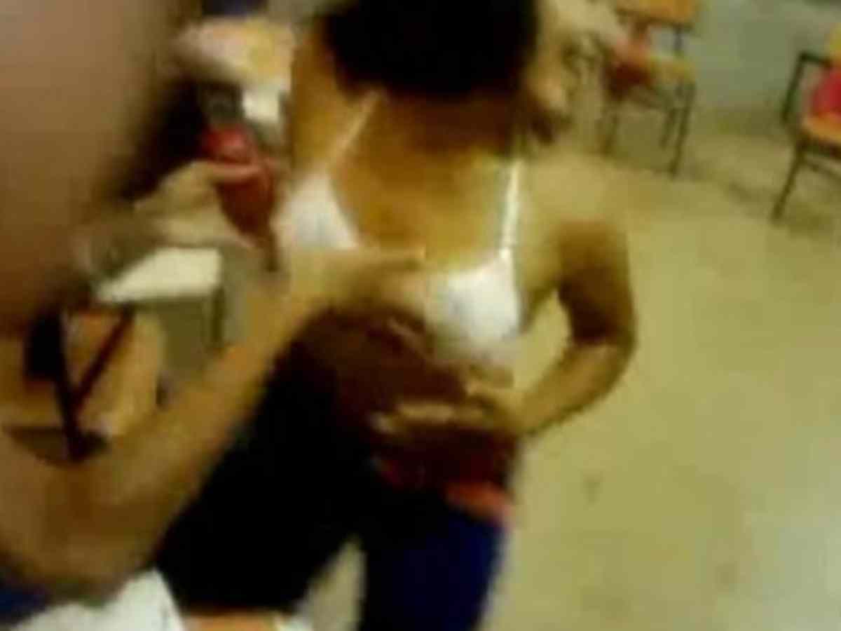 Quarto casais foram filmado fazendo $€*® dentro do Colégio Pedro II, localizado na Avenida Floriano, Centro do Rio de Janeiro - RJ.   O fato chegou ao conhecimento da direção da escola no dia 13/09 e foi divulgado oficialmente no último sábado (17).