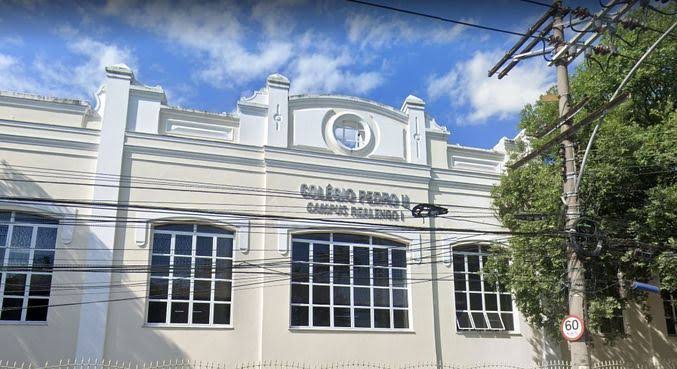 Ainda de acordo com testemunhas, as oito pessoas envolvidas, praticou o ata na presença de mais 7 outros colegas