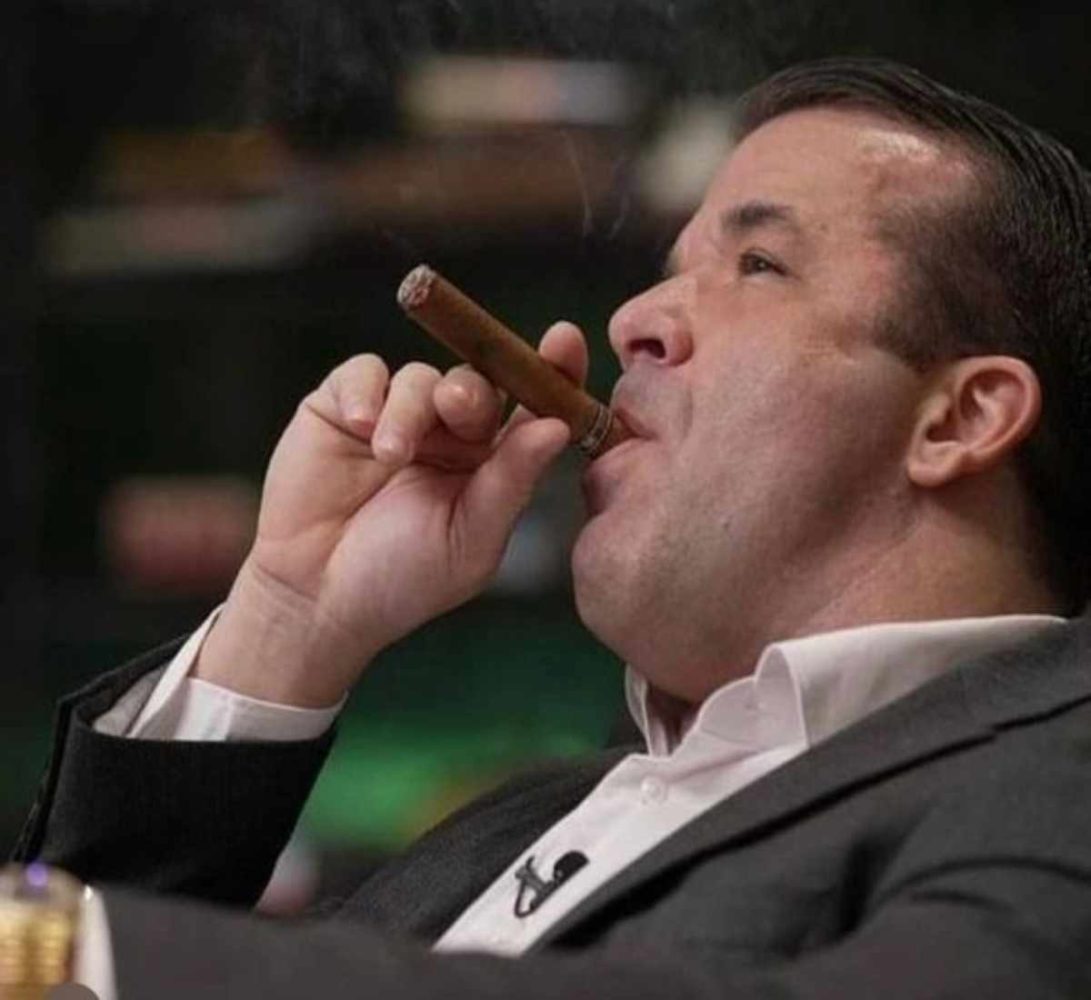 agredir uma mulher dentro de uma academia, espancar uma mulher na residência dele e obrigada ela a fazer uma tatuagem, ter mantido relações com uma criança, entre outros diversos crimes.