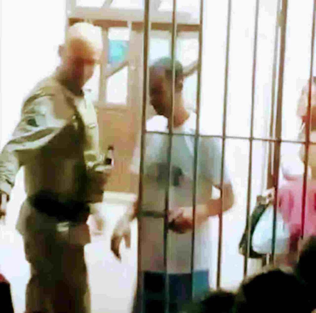 Na noite do último domingo (18), um incidente chocante ocorreu no Bairro do Tomba, em Feira de Santana, Bahia, quando uma mulher cortou o pê*** do marido. O membro foi posteriormente jogando no lixo. O crime teria sido motivado por uma suposta traição.