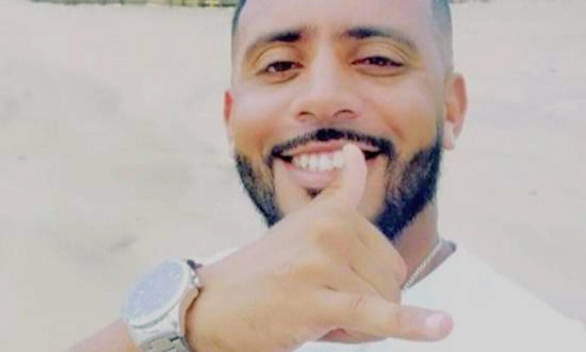 Um jovem identificado como Vanderlei Santana, de apenas 30 anos, faleceu subitamente durante uma partida de futebol, nesta segunda-feira (05) em Ilhéus, na Bahia. Vanderlei sofreu um infarto fulminante, deixando amigos e familiares chocados e consternados.