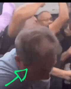 Homem leva surra dentro de BRT após assediar mulher
